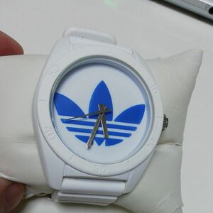 adidas 腕時計　稼働中