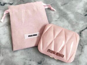 値下げ！新品 未使用 ミュウミュウ miu miu ミウミウ 新品 ミラー 鏡 ピンク 巾着ポーチ 金具 ゴールド ノベルティ コンパクトミラー