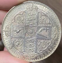 53【渡辺コイン屋】1847年　イギリスヴィクトリア女王　　　ゴチッククラウン　銀貨　コイン　総重量約28.3g 直径39.2mm_画像2