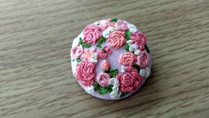 オレンジのお花　刺繍ブローチ