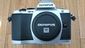 オリンパス OLYMPUS OM-D E-M5 シルバー ボディー 難あり