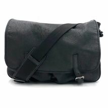 極上品 PRADA プラダ メッセンジャーバッグ ショルダーバッグ ロゴ型押し ベルト レザー 黒 ブラック メンズ ビジネス 大容量 A4収納可_画像2