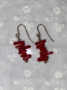  red .. earrings (.)