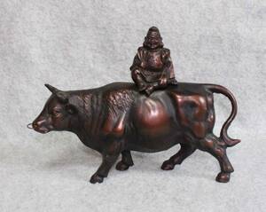 金属工芸●●牛　騎牛　恵比寿像　30cm●鉄製　iron　cow 　縁起物　のったり　福の神　えびす様 人物像　ウシ　干支