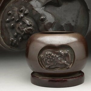 EP050 時代物 銅獅子盛上 丸形手焙 木台付 径18.3cm 重2.1kg・銅手炙り・銅浮雕獅子圖暖手炉・手あぶり