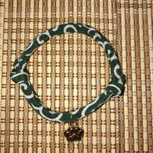 和風 猫の首輪 ちりめん細紐(子猫〜小柄な成猫用)唐草・緑/肉球チャーム