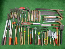 M21園芸道具★刈込鋏、鎌、鍬、熊手、鋸、ショベルなどまとめて_画像1