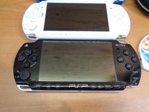 ★格安売切★ソニー PSP 3台セット ソフト ケース付 PSP3000 2台 PSP2000 1台 ピアノブラック パールホワイト ホワイト/ブルー SONY 本体_画像5