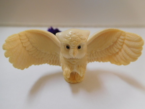 根付　Netsuke　提げ物　貴重な天然素材　象牙風　マンモス　微細彫刻　縁起の良いフクロウ　在銘