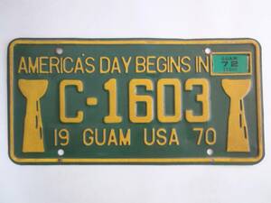 インテリアプレート AMERICA'S DAY BEGINS IN 72 C-1603 19 GUAM USA 70 ナンバープレート ブリキ アメリカ雑貨　古品