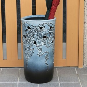 傘立て 陶器 おしゃれ 信楽焼 かさたて 和風 傘入れ モダン 玄関 新築祝 スリム ギフト シンプル ぶどう透かし彫り傘立て　kt-0155