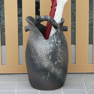 傘立て 陶器 おしゃれ 信楽焼 かさたて 和風 傘入れ モダン 黒 玄関 新築祝 スリム つぼ型 ギフト シンプル 開店祝 手付き傘立て kt-0028