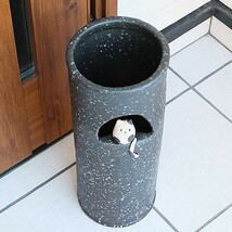 傘立て 陶器 信楽焼 おしゃれ 猫 ネコ ねこ スリム 傘入れ モダン シンプル 玄関 和風 新築祝 ギフト 開店祝 白黒猫長傘立て kt-0266_画像2