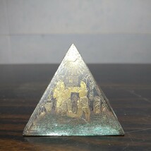 a-1306◆象嵌　ピラミッド　金属製　置物　真鍮　重さ68g◆状態は画像で確認してください。_画像3