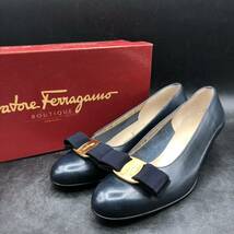 M1815 Salvatore Ferragamo サルヴァトーレフェラガモ ヴァラ リボン パンプス レディース 5.5 C 23.0cm相当 ネイビー 紺 ゴールド金具 靴 _画像1