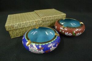 W196 中国古玩 七宝焼灰皿 青地花柄・赤地花柄 計2点 直径9.5cm 金属工芸 中国七宝 喫煙具 元箱付/60