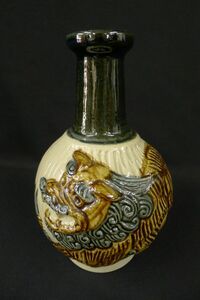 W609 岩古焼 琉球獅子浮彫花入 高さ22.5cm シーサー 狛犬 開運 縁起物 花器 花瓶 飾り壺/80
