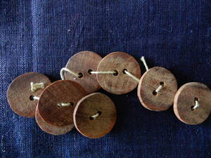＜銀の斧＞送料無料・未使用・手作りのボタン・ケニア・素朴なボタン・直径約25ｍｍ・厚み約3ｍｍ・8ケ