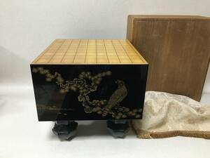 【B234】将棋盤　蒔絵　黒塗　カバー　蓋付き　松に鷹　34.3×31.5cm　厚み18cm　高29.5cm