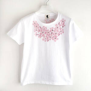 Art hand Auction 여성용 티셔츠, L사이즈, 하얀색, 코사지 벚꽃무늬 티셔츠, 핸드페인팅 티셔츠, L사이즈, 목이 둥글게 파인 옷, 무늬가 있는
