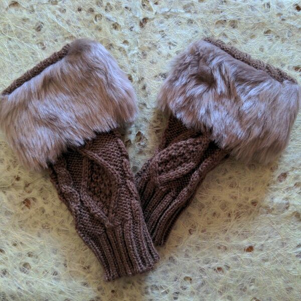 指なし　おしゃれなファー付きケーブル編みが可愛い淡いブラウンの手袋！！