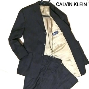 【美品】CALVIN KLEIN ストライプスーツ ブラック セットアップ 上下 大人のスーツ ビジネススーツ シャンパンゴールド M-Lサイズ P32 W30L