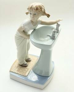 LLADRO リヤドロ 4838 洗面台の前で CLEAN UP TIME フィギュリン リアドロ