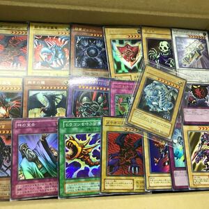 遊戯王　大量 まとめ売り 引退品 レア大量 昔のカードなど 青眼の白龍 ローダー入り 総枚数1000枚以上