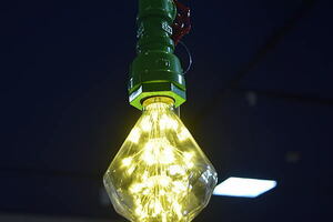 ST32-2KQSU-KC=【送料無料　新品 未使用品】ダイヤモンド型LED電球ランプ イエロー色E26口径アウトレット雑貨ライトムード電球