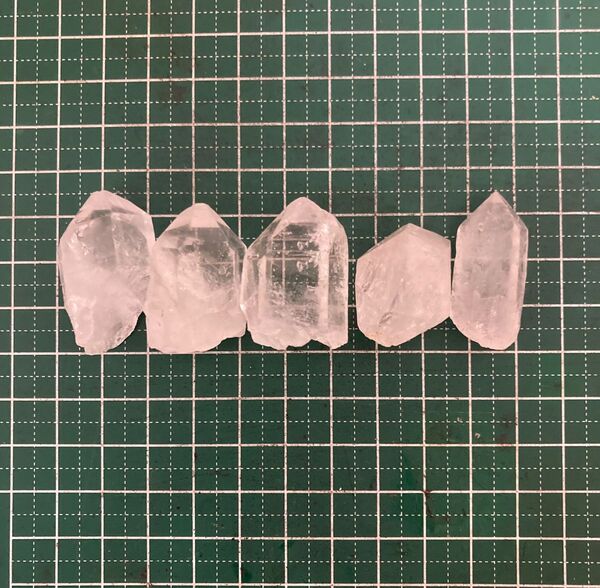 オルゴナイトなどの材料に。水晶ポイント5個 ①