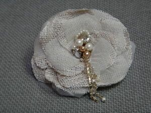 *23 district * tweed + auger nji-. corsage ivory pin attaching *