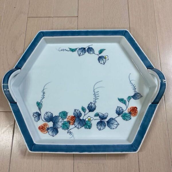 お洒落な有田焼 華山の盛り皿 いちご苺 未使用品