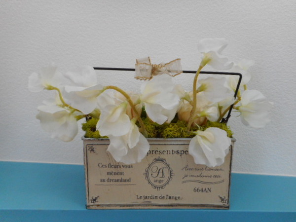 フラワーインテリア　アンティーク風缶 白バラ・白スイートピー・ミニ青りんご　造花　中古品　装飾品