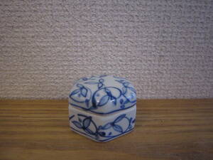  белый фарфор с синим рисунком, Tang ., шестиугольник ..