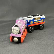 木製トーマス きかんしゃトーマス ロージーとミュージカル貨車 ラーニングカーブ 2003 SNOWY ROSIE HOLIDAYCABOOSE クリスマス 希少 レア_画像1