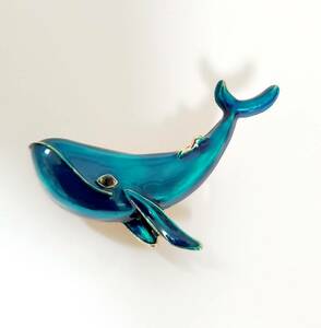 ブローチ　青いクジラ　鯨　ブルー　魚のブローチ　魚　　HANAKO