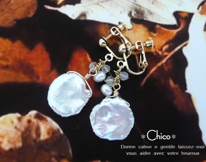 Art hand Auction ★White poppy petals & white moon crystals & small pearls handmade earrings ♪ ★Free shipping for 2 or more items!★, Women's Accessories, Earrings, pearl