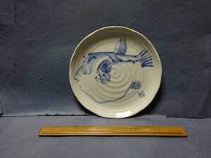 （７−１１）珍しい魚　フグの絵が描かれています。破れヒビ等はありません。お店の飾り皿にいかがでしょうか。