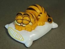 Garfield ガーフィールド PVCフィギュア クッションに寝そべる_画像1