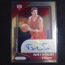 トニー・クーコッチ　2020-21 Panini Prizm　National Pride AUTO Toni Kukoc 直筆サイン　シカゴ・ブルズ_画像1