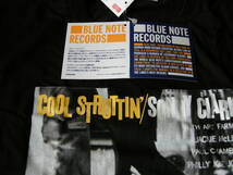 ユニクロ/UT BLUE NOTE コラボ Tシャツ 「SONNY CLARK/COOL STRUTTIN'」(UT特製ボトル入り/Mサイズ/タグ付き/未使用新品）_画像6