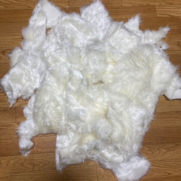ハギレ ファー生地 約80サイズ箱いっぱい生地 ハギレ 白 毛の長さ4cmハギレ クリスマス 仮装 パーティー 詰め合わせ