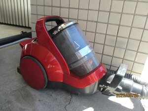 日立のサイクロン式電気掃除機：赤色：型CV-SW200:吸い込み仕事率４００W：２０１４年：動作良品
