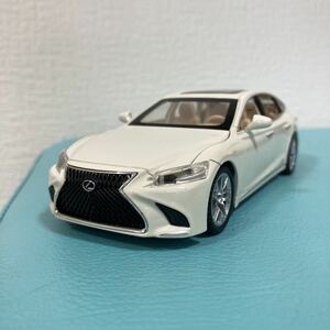 レクサス LEXUS LS500h ホワイト 1/32 ミニカー 電池3個プレゼント 送料無料