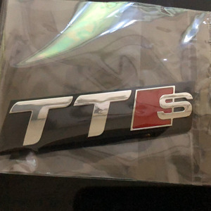 アウディ TT 8J TTSエンブレム リア エンブレム 両面テープ付