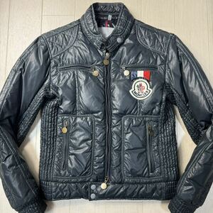 美品/M相当★モンクレール/MONCLER 胸ロゴワッペン 白ステッチキルティング ライダース ダウンジャケット ブルゾン 中綿 メンズ 紺