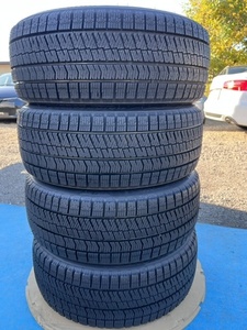 中古タイヤ　215/45/17 BRIDGESTONE BLIZZAK 　2022年製 スタッドレス　　4本セット(ほぼ新品タイヤ(溝8.5ミリ