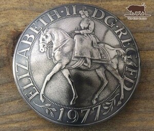 ◎大型 コンチョ ネジ式　イギリス　25ニューペンス　1977年　乗馬　38mm　コイン