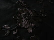 【試着程度美品】ローラアシュレイ ウール混 フェルト調黒生地 テープリボンで立体的花柄をあしらった上品なロングスカート 13号【同梱可】_画像3