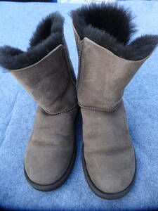 UGG Australia ★ アグ ☆ W6（23cm程度）★ ブラウン ☆ ムートンブーツ ★ ボア ☆ 5803 ☆ 多少汚れ傷有 ★ 女子使用の中古 ☆ 格安